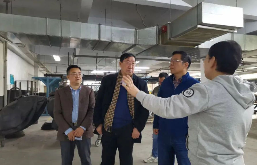 在二樓大廳，大家共同觀(guān)看了輪胎翻新宣傳片以及智能管理系統(tǒng)視頻資料。張秀麗詳細(xì)為李會(huì)長(zhǎng)一行介紹了智能管理系統(tǒng)的目的以及各項(xiàng)功能等。接著，大家共同參觀(guān)了鄭州萬(wàn)通輪胎文化園，并參觀(guān)了翻新研發(fā)室。張秀麗詳細(xì)講解了輪胎的價(jià)值，稱(chēng)一條輪胎完磨后只能發(fā)揮出30%的價(jià)值，其余70%的價(jià)值在于胎體。萬(wàn)通采用普利司通的多次翻新工藝，翻新胎的胎面膠使用里程可達(dá)25到30萬(wàn)公里，同樣具有普利司通新胎的性能。張秀麗表示，翻新和智能管理系統(tǒng)項(xiàng)目符合當(dāng)代的創(chuàng)新趨勢(shì)，是發(fā)展循環(huán)經(jīng)濟(jì)綠色經(jīng)濟(jì)，可有效降低車(chē)輛事故，實(shí)現(xiàn)數(shù)字化轉(zhuǎn)型。