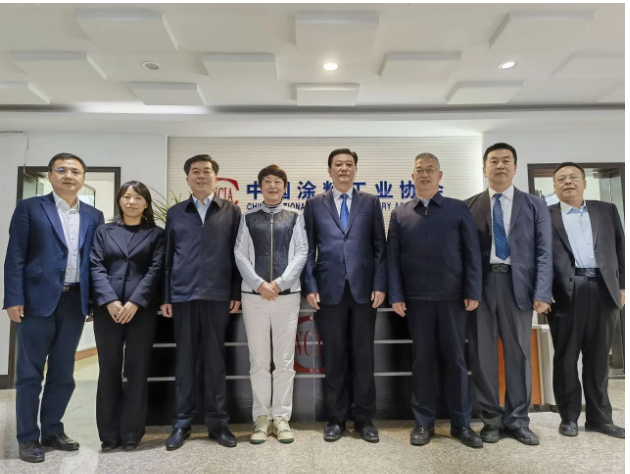 此次會議還邀請了中國涂料工業(yè)協(xié)會駐會副會長丁艷梅、秘書長劉杰、副秘書長趙中國、工會主席張瑋航，濮陽市人大常委會工業(yè)園區(qū)工作委員會主任孫連仲，濮陽市人大常委會工業(yè)園區(qū)工作委員會辦公室主任張志杰參加。大家就涂料產(chǎn)業(yè)在濮陽市的發(fā)展方向、升級建設(shè)、可持續(xù)發(fā)展等問題進(jìn)行了深入交流，共同推動涂料產(chǎn)業(yè)在濮陽市的高質(zhì)量發(fā)展。