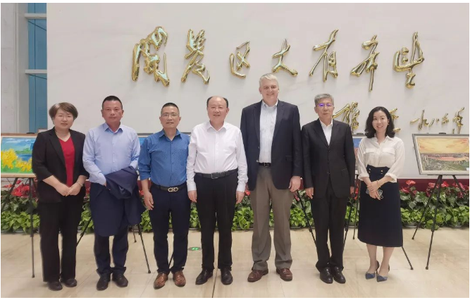 會(huì)議中還出席了經(jīng)開區(qū)馬建軍副主任、經(jīng)開區(qū)南港投促辦、北部片區(qū)管理局、泰達(dá)產(chǎn)發(fā)集團(tuán)等相關(guān)領(lǐng)導(dǎo)。卡博特中國(guó)及南亞地區(qū)制造總監(jiān)畢德清先生、天津工廠及天津高性能電池材料工廠總經(jīng)理喻照華先生等卡博特相關(guān)負(fù)責(zé)人也參加了會(huì)議。