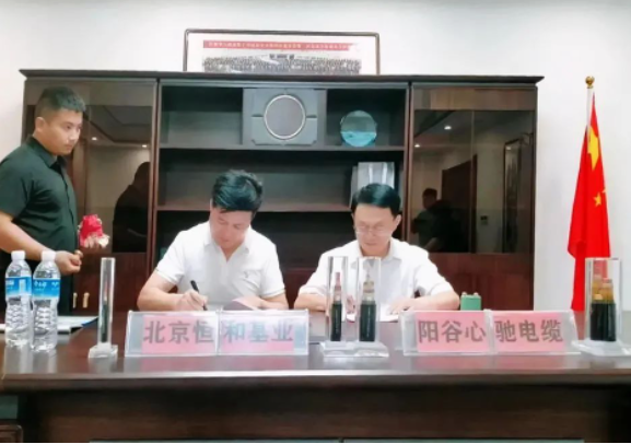 山東陽(yáng)谷萬(wàn)里行電纜有限公司迎來(lái)了一支重要的訪客團(tuán)隊(duì)。來(lái)自北京的恒和基業(yè)建設(shè)發(fā)展有限公司董事長(zhǎng)馬國(guó)東率領(lǐng)團(tuán)隊(duì)蒞臨該公司進(jìn)行了實(shí)地考察，并簽署了一項(xiàng)戰(zhàn)略合作協(xié)議。陽(yáng)谷萬(wàn)里行電纜有限公司董事長(zhǎng)徐振起以及公司高層對(duì)恒和基業(yè)的到訪表示了熱烈的歡迎。雙方領(lǐng)導(dǎo)隨后就各自公司的現(xiàn)狀和未來(lái)發(fā)展趨勢(shì)進(jìn)行了詳細(xì)介紹。