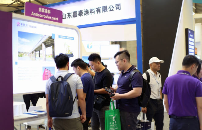 據(jù)了解，紫荊花成為中國國家女子足球隊官方支持品牌后，品牌曝光度大幅提升，展位三天期間一直人氣爆棚，吸引了眾多參觀者前來交流和洽談合作事宜，現(xiàn)場意向加盟客戶超過20余位。