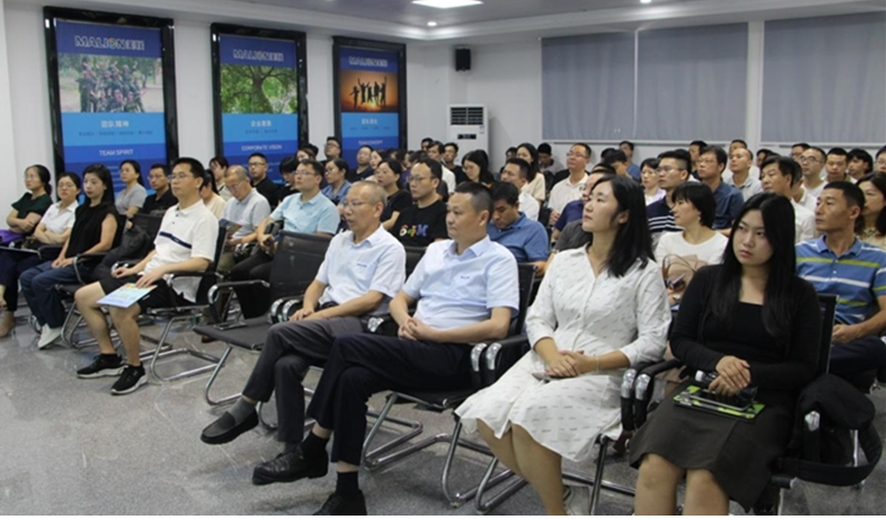 廣東省工業(yè)和信息化廳主辦、中山大學(xué)承辦的2023年廣東省創(chuàng)新能力建設(shè)專題研修班來到廣東美聯(lián)新材料股份有限公司總部考察。本次活動旨在促進(jìn)企業(yè)間的交流與合作。
