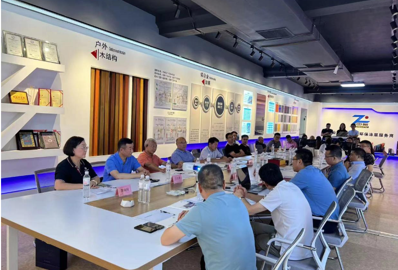 寧波涂協(xié)考察團(tuán)來到了青島中氟氟碳材料有限公司，公司總經(jīng)理宋兆斌熱情歡迎了考察團(tuán)。在座談交流會上，宋兆斌總經(jīng)理詳細(xì)介紹了公司的產(chǎn)品體系，包括FEVE水性氟碳涂料、油性氟碳涂料、UV光固化涂料等。他強(qiáng)調(diào)了公司在氟碳領(lǐng)域的深耕細(xì)作和標(biāo)準(zhǔn)的豐富經(jīng)驗(yàn)，為行業(yè)內(nèi)其他企業(yè)提供了學(xué)習(xí)的機(jī)會。