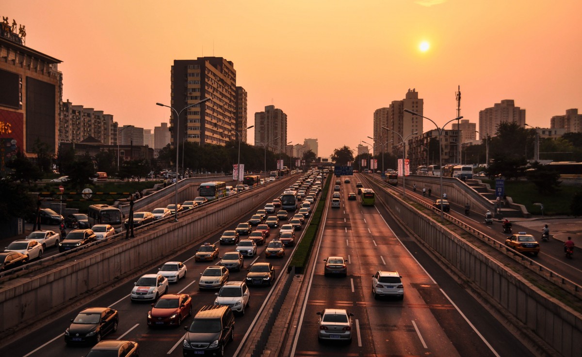 為了刺激汽車(chē)市場(chǎng)發(fā)展，自2023年6月起，中國(guó)中央政府出臺(tái)了一系列政策，旨在促進(jìn)消費(fèi)和釋放內(nèi)需。這包括了2023年新能源汽車(chē)下鄉(xiāng)活動(dòng)的啟動(dòng)，以及延長(zhǎng)現(xiàn)行新能源汽車(chē)購(gòu)置稅減免政策至2027年底的消息。此外，國(guó)務(wù)院辦公廳于7月28日轉(zhuǎn)發(fā)了國(guó)家發(fā)改委的關(guān)于恢復(fù)和擴(kuò)大消費(fèi)的措施，進(jìn)一步提振了市場(chǎng)信心。
