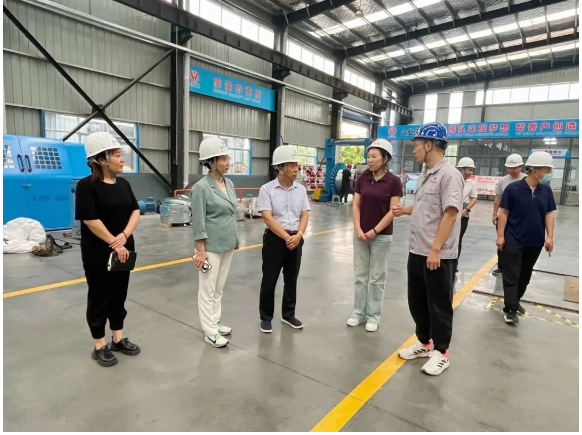 焦作市政府高層代表團于9月20日蒞臨河南華東電纜股份有限公司，對其二期重點項目建設情況進行了深入調(diào)研。本次代表團成員包括焦作市人大財經(jīng)委主任畢明奇、市發(fā)改委副主任景國紅等，與之同行的還有修武縣發(fā)改委副主任付英祖、經(jīng)開區(qū)黨工委委員、科技和人力資源局局長王愛萍等政府官員。華東電纜外聯(lián)副總青炎飛陪同進行了調(diào)研。